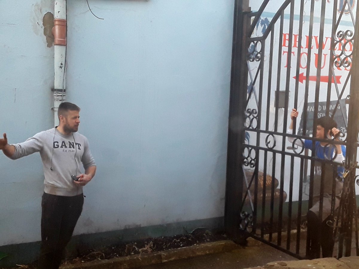 numoorepain's tweet photo. The new normal. @DickMacksPub    #Dingle business taking #socialdistancing that extra step,Finn and Michéal from #thefishbox chatting through locked gates and I'm inside my window! #apartbuttogether #covid_19 @DinglePeninsula @thewhiskeyguy1 
 #andbreathe https://t.co/TgcRaKngp6