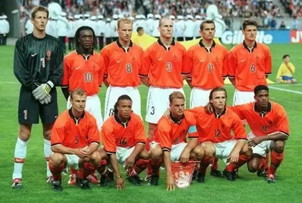 À la Coupe du monde 1998, 30 % de l'équipe hollandaise est d'origine surinamienne 'alors que le bureau central des statistiques indique que cette communauté représente seulement 1,87 % de la population."