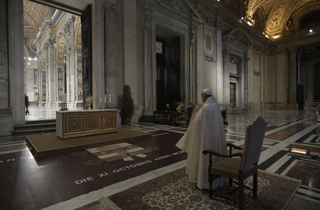 vaticannews_it's tweet photo. #27marzo #PreghiamoInsieme #PapaFrancesco: “La tempesta smaschera la nostra vulnerabilità e lascia scoperte quelle false e superflue sicurezze con cui abbiamo costruito le nostre agende, i nostri progetti, le nostre abitudini e priorità”. https://t.co/RhUGJd0Anr