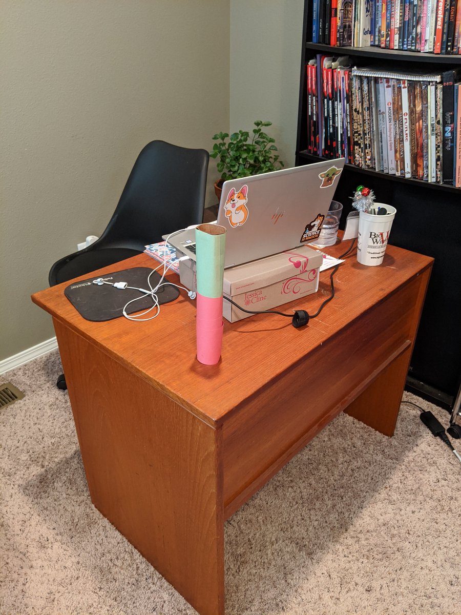 MrsLindleyCMS's tweet image. My #workfromhome #teachinghack today was a solution for telling my Husband when I'm on a conference call. Green side up=no conference. Red side up=on a conference.