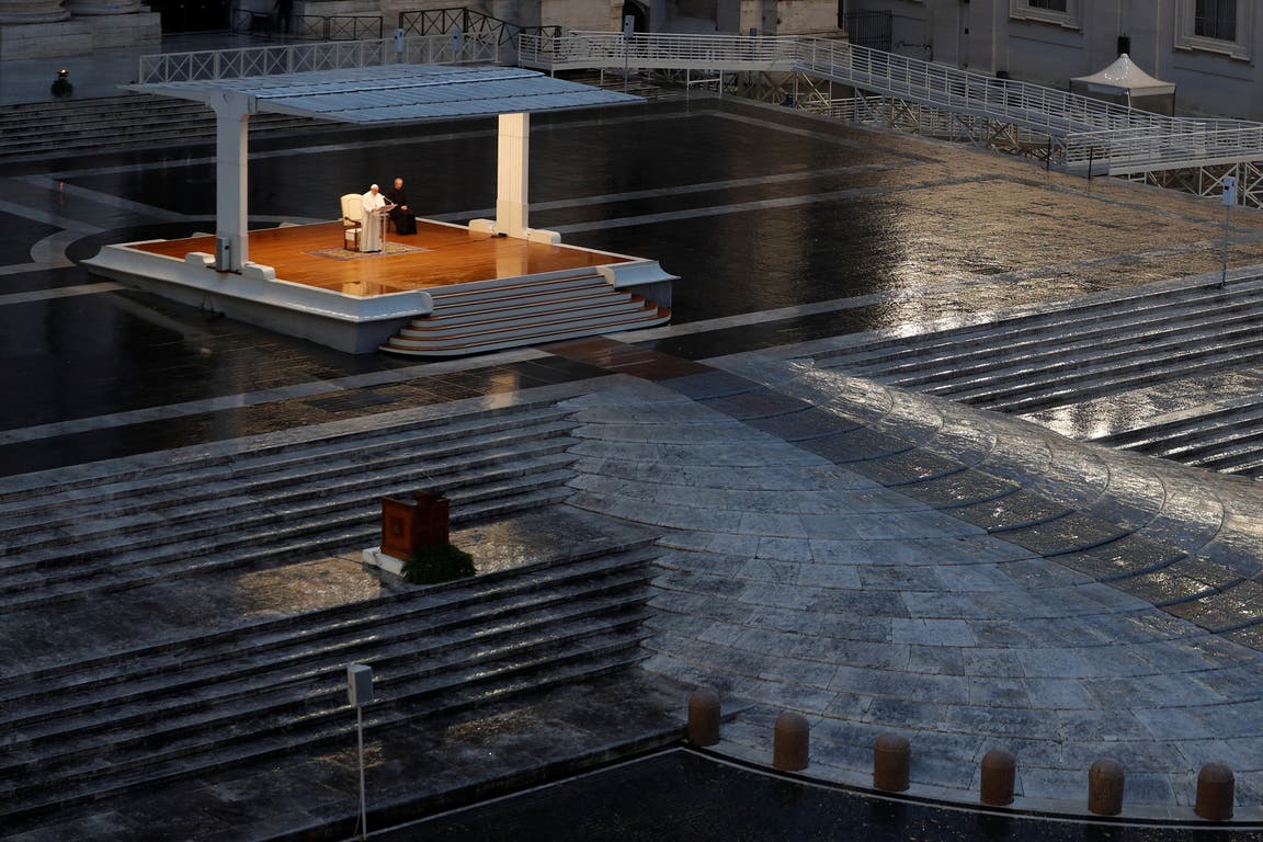 treintamastv's tweet photo. Con la plaza vacía y bajo una intensa lluvia el Papa Francisco, imploró a Dios liberar a la humanidad de las "densas tinieblas" causadas por la pandemia del #Coronavirus y con una "bendición urbi et orbi " otorgó el perdón de los pecados a los católicos del mundo. #650AM

📸AP https://t.co/x3l4DT77l8