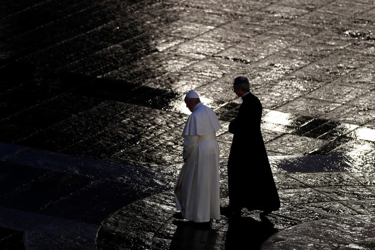 treintamastv's tweet photo. Con la plaza vacía y bajo una intensa lluvia el Papa Francisco, imploró a Dios liberar a la humanidad de las "densas tinieblas" causadas por la pandemia del #Coronavirus y con una "bendición urbi et orbi " otorgó el perdón de los pecados a los católicos del mundo. #650AM

📸AP https://t.co/x3l4DT77l8