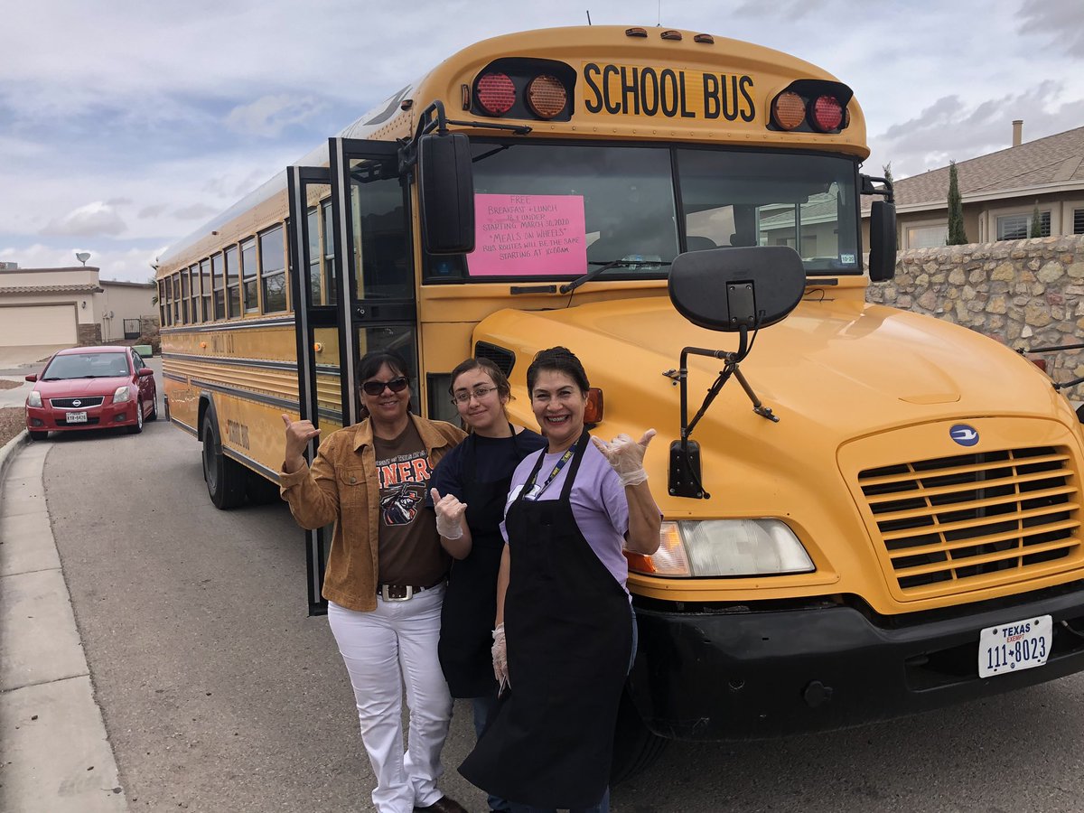 coachcanales's tweet photo. Midday Walk w/ @tarisodagirl &amp; Came across these El Paso Ladies passing out meals to Students on the Westside. #PeopleMakingADifference #ElPasoCares #ThankYou #KindnessWorks #PicksUp ⛏⛏⛏🥪🥪🥪 https://t.co/tYjNqatKNo