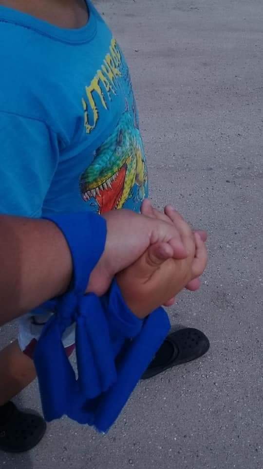 ReporteYa's tweet photo. #26Mar #Coronavirus
Hola amigos si ven a personas caminando o un vehículo con un pañuelo o cinta azul son personas con #Autismo y necesitan caminar para tranquilizarse.

Estar encerrado mucho tiempo les hace mal.

No les griten y ni toquen bocinas ,Gracias - @Gastn57302344 https://t.co/5PSz823To0