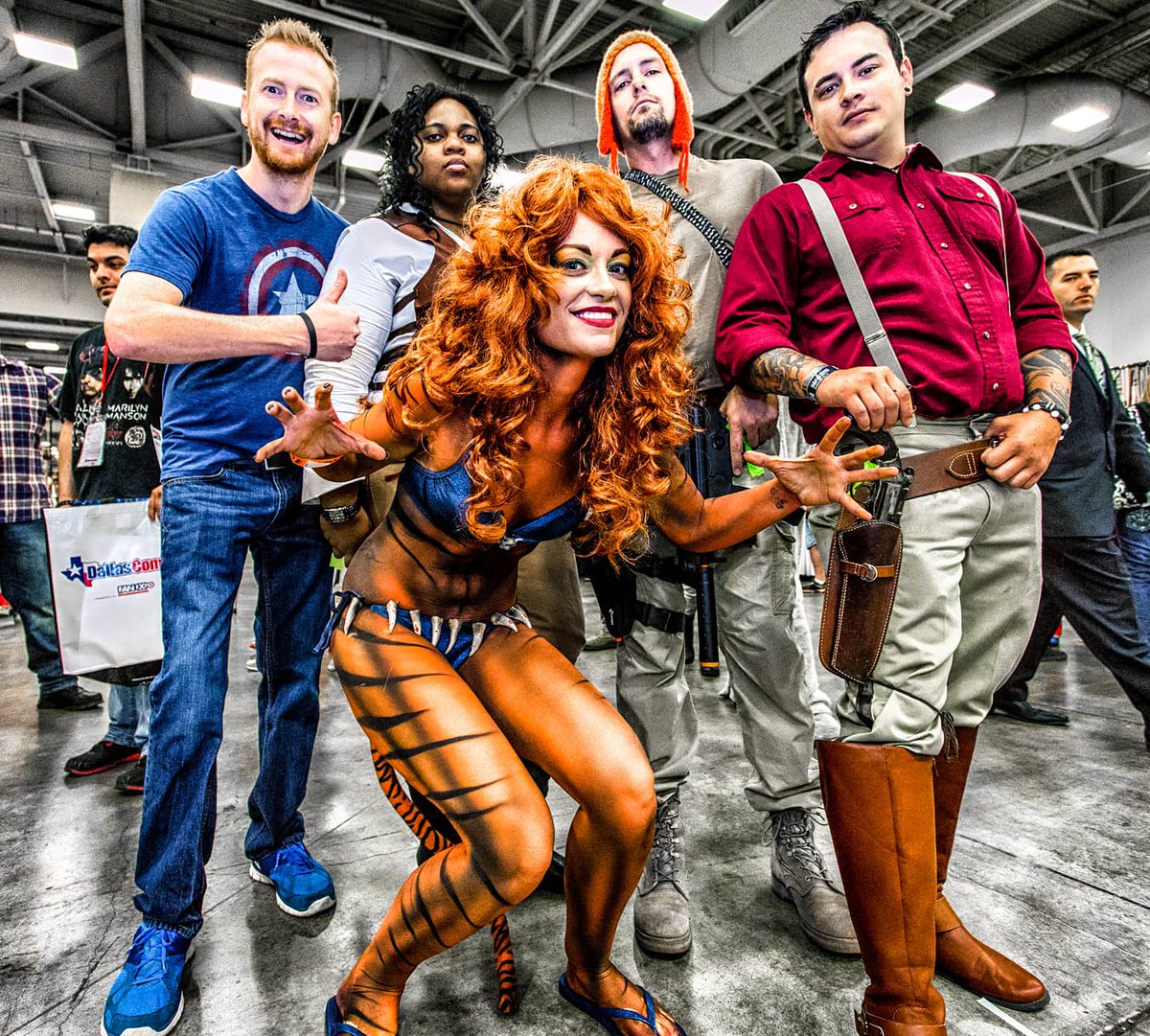 Sad and grateful that @fanexpodallas originally scheduled for this weekend was delayed,  for good obvious reasons. 
So in spirit for todays #flashbackfriday I'll bring back this shot from @dallasobserver at @dallascomiccon Con 2014. 📸: @edsteele 
 #dallas #fbf #quarantinelife