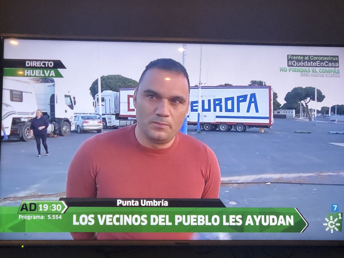_ManuSanchez_'s tweet photo. Po nada aquí viendo en @adirecto como los vecinos de Punta Umbría envían comida a las familias del Circo que se han quedado confinados en sus caravanas sin poderse mover ni trabajar... y no puedo dejar de llorar. Ea. Like dirty face. COMO PAYASO OS GRITO: ¡GRACIAS PUNTA UMBRÍA!👏🏼 https://t.co/8JmrCrSac1