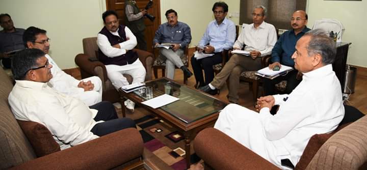learnovate_edu's tweet photo. Indira to Rahul — Why every Gandhi loves Ashok Gehlot ?
          The perfect Congressman.
Today All indians Says That Gehlot is Perfect Management Leader. 
@ashokgehlot51 
@VaibhavGehlot80 
@RajCMO 
@PMOIndia 
@VasundharaBJP 
@ophudla https://t.co/S042NE685E https://t.co/IJANfJSa5G