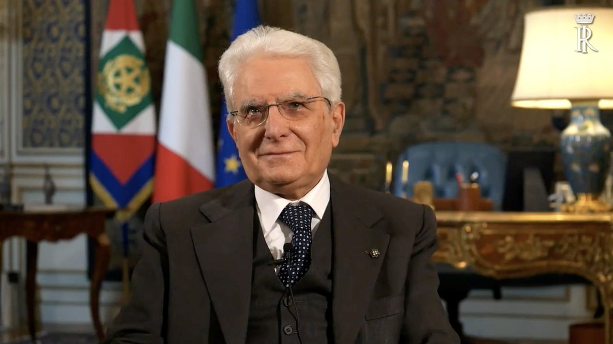 "eh Giovanni, non vado dal barbiere neanche io".
Un grande esempio per tutti noi. Se nemmeno #Mattarella deroga alle regole, nonostante il suo ruolo, nessuno di noi può sentirsi giustificato nel farlo ➡️ #IoRestoaCasa.
Grazie Presidente, il più umano fuorionda della storia.