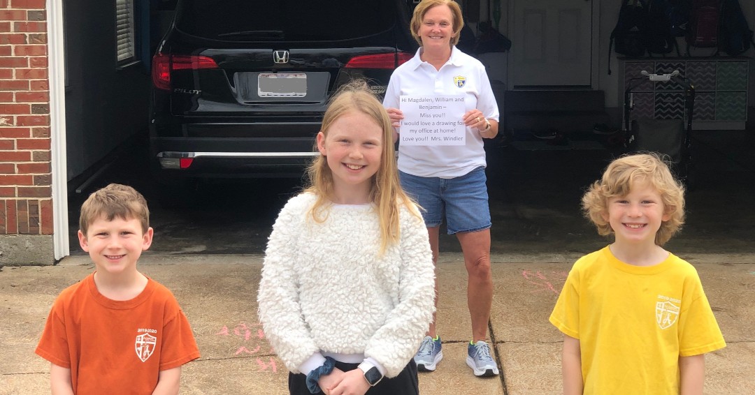 Ascension_K8's tweet photo. Stopping by to see a couple Gator Families on Ascension Spirit Day! So great to see you all (from afar!!)
#ACSGatorsAtHome #ACSGatorPride #ImpartGrace #GatorsSocialDistancing #FillMyWall https://t.co/ksleIWI2Nn