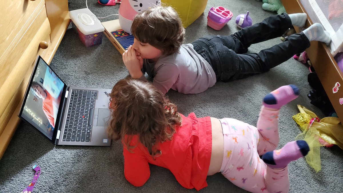 librarian_brit's tweet photo. Love seeing @BriarcliffES siblings coming together with a read aloud! Thank you @Daniworden3 for sharing this amazing moment with me 💚 Do you have photos of your Ss enjoying online resources? Feel free to share with me! #wonderwake #BESStarsofPositivity https://t.co/EnmJgAEp3s