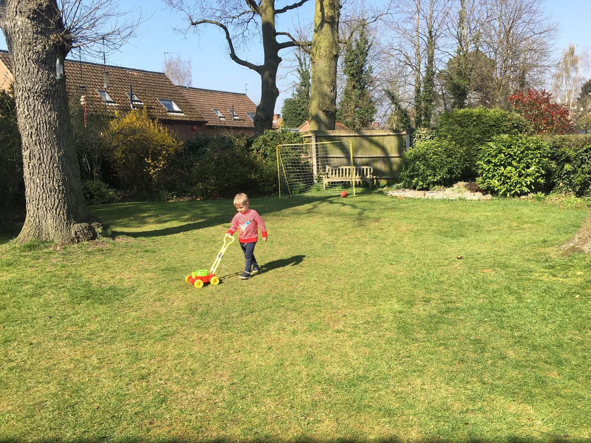 adamdgreenfield's tweet photo. What amazing weather we’ve had this week. Boys even did the lawn #firstcutoftheyear https://t.co/mOCzpspncu