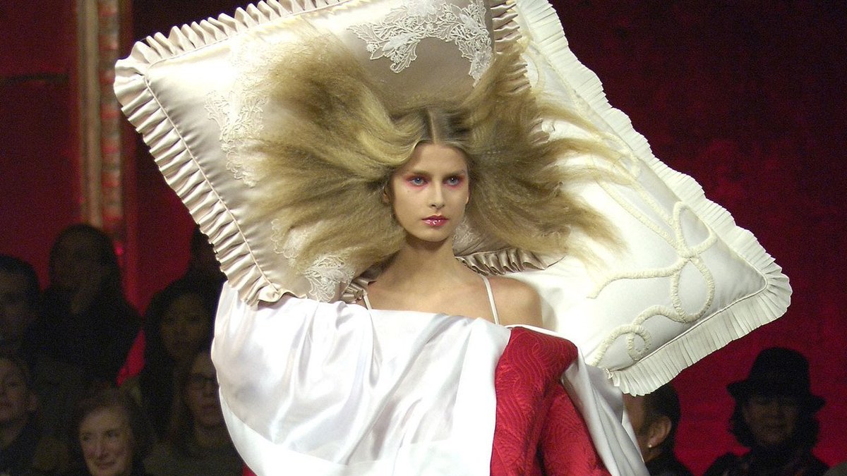 VogueRunway's tweet photo. Let Viktor &amp; Rolf’s surreal fall 2005 runway provide you with a fresh dose of fashion escapism. https://t.co/3EnkdaKR7N https://t.co/VK3it0Dktb