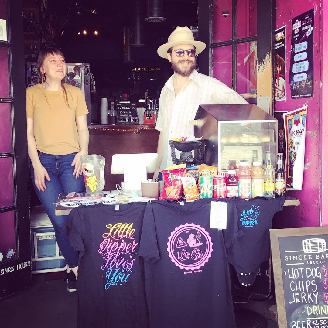 poisongirlbar's tweet photo. At Poison Girl, noon-8pm daily. Curbside service for hot dogs, beer and booze. @topochicousa @jimbeamofficial Come and get it. #poisongirllovesyou #littledipperlovesyou #supportbartenders https://t.co/hNYf4tjOua