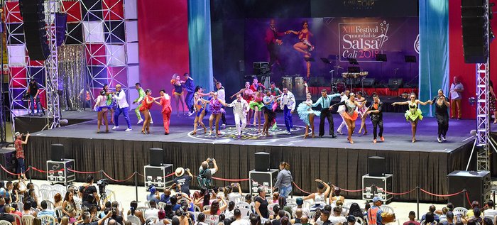 CaliCultura's tweet photo. Entre todos los artistas y gestores culturales 🧑‍🎨💃, podemos mitigar el impacto que genera la emergencia de la COVID-19. El @mincultura, la Mesa SOS y la @AlcaldiaDeCali te invitan a identificar 👀 las necesidades del sector. Toda la información aquí: https://t.co/4IRduyiytK https://t.co/nF5QArpBMW