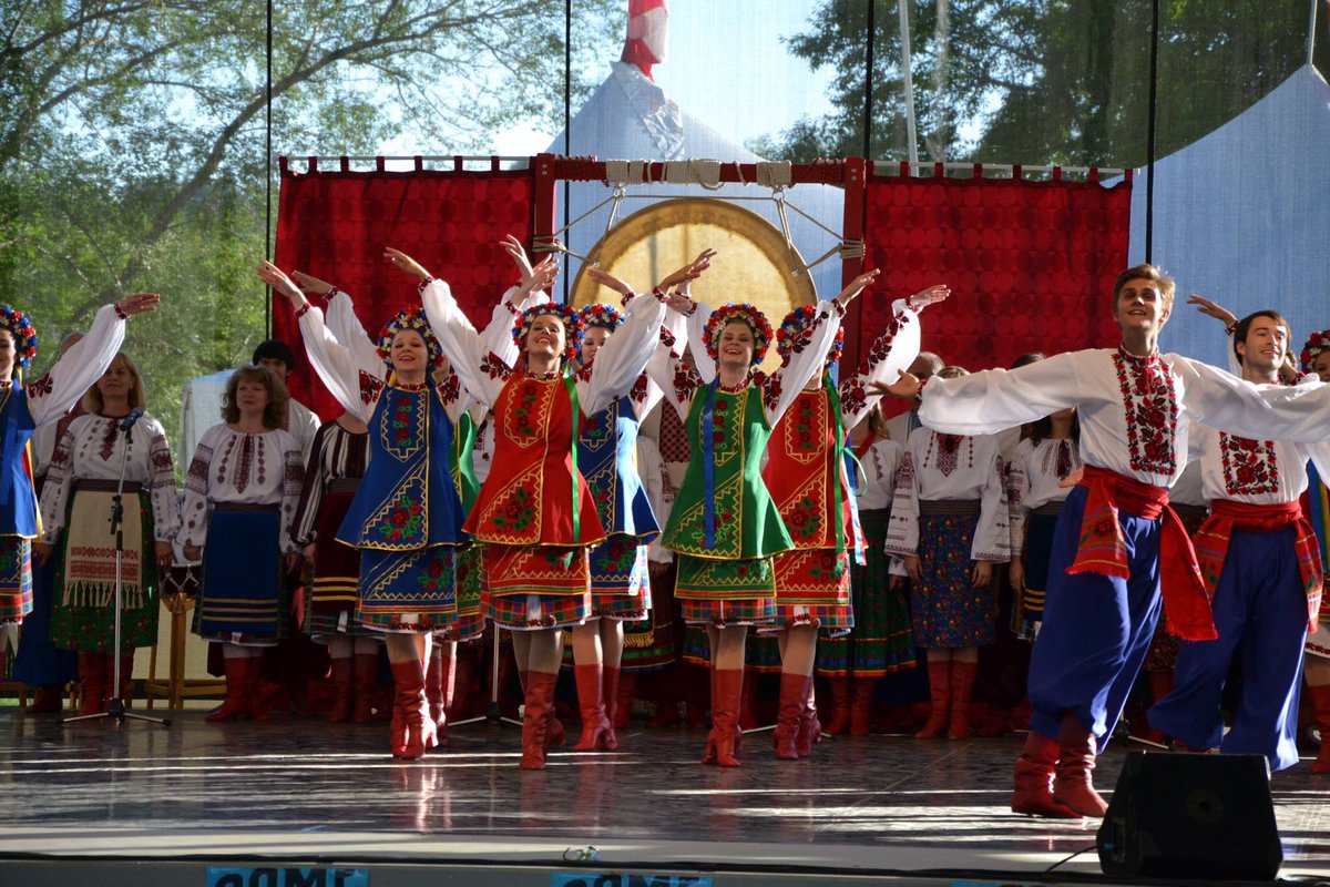 viter_canada's tweet photo. Happy #FlashbackFriday and #WorldTheatreDay! Back in 2013, Viter teamed up with the National Stiltwalkers of Canada, Hong De Cultural and Athletic Association, & Booming Tree Taiko for a production at the Edmonton Heritage Festival called, “The Arrival.” #25YearsofViter #yeg https://t.co/J8msZC8JqV