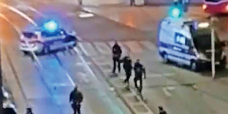 MediastationN's tweet photo. ++Eilmeldung++
Wien:
Wiener wollte Ex mit Gewehr erschießen 
Ein 34-Jähriger hielt seiner früheren Partnerin eine Waffe an den Kopf. Er sitzt hinter Gittern. https://t.co/zXSpYWNKMG