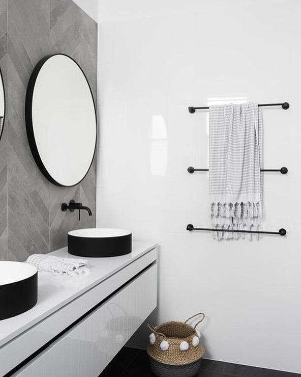 TaymorDesign's tweet photo. 🖤 this bathroom design by Gia Renovations featuring 3 towel bars. With more of us at home washing our hands often, this is also a great way to keep towels clean &amp; dry. #designinspiration https://t.co/Zm2xYNL2K9