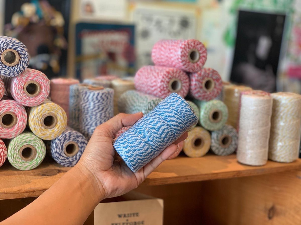 TELEFORGE's tweet photo. カラフルなより糸を1巻¥200(税込)で新発売🧶
ギフトやプレゼント用梱包に使いやすいカラフルなより糸入荷しました😊より糸は丈夫なので、アート作品やザクザク編むバッグなど多種多様‼️😃
在庫限りの販売なのでなくなり次第販売終了となります🙇♀️‼️
#TELEFORGE
#北谷
#カラフルより糸
#ギフト用梱包資材 https://t.co/7t6ZjjVyb7
