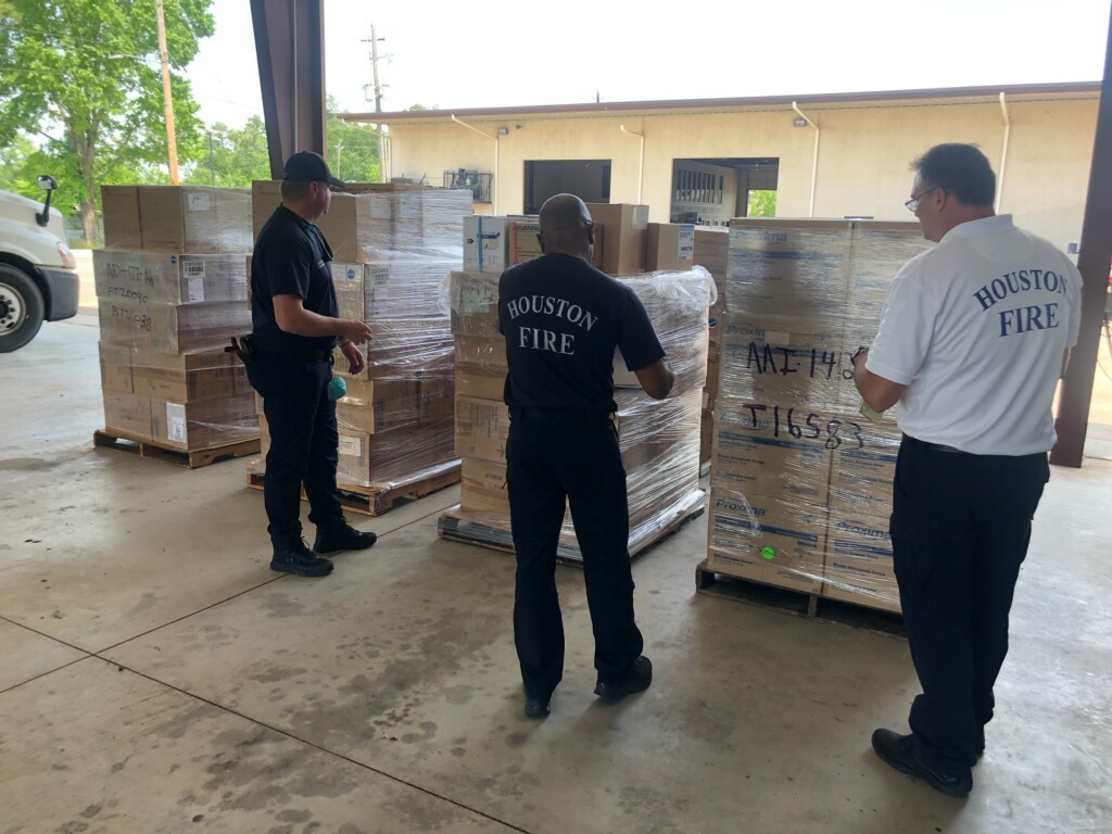 SETRAC_TX's tweet photo. Some much needed supplies were delivered to our warehouse today. These supplies are being distributed to our healthcare community to help them safely continue assisting patients throughout our region. Thank you @TDEM for the supplies and @HoustonFire for the extra hands! #COVID19 https://t.co/bFxJBCvXIh
