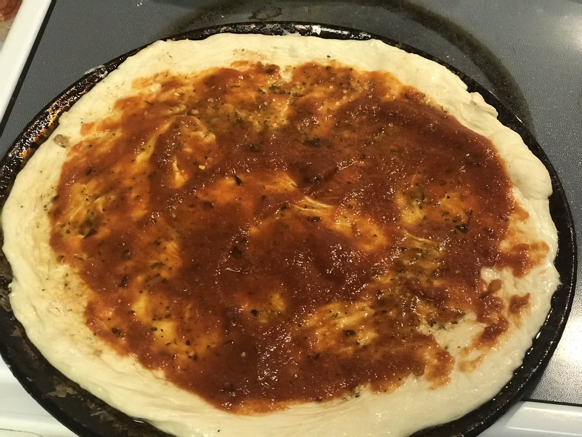 colmonelridge's tweet photo. #HealthyAtHome Dinner part 1. Homemade pepperoni & bacon pizzas, one dairy free & one with cheese, with honey drizzle. #TeamKentucky #DaddysKitchen https://t.co/g3ojkg1XII