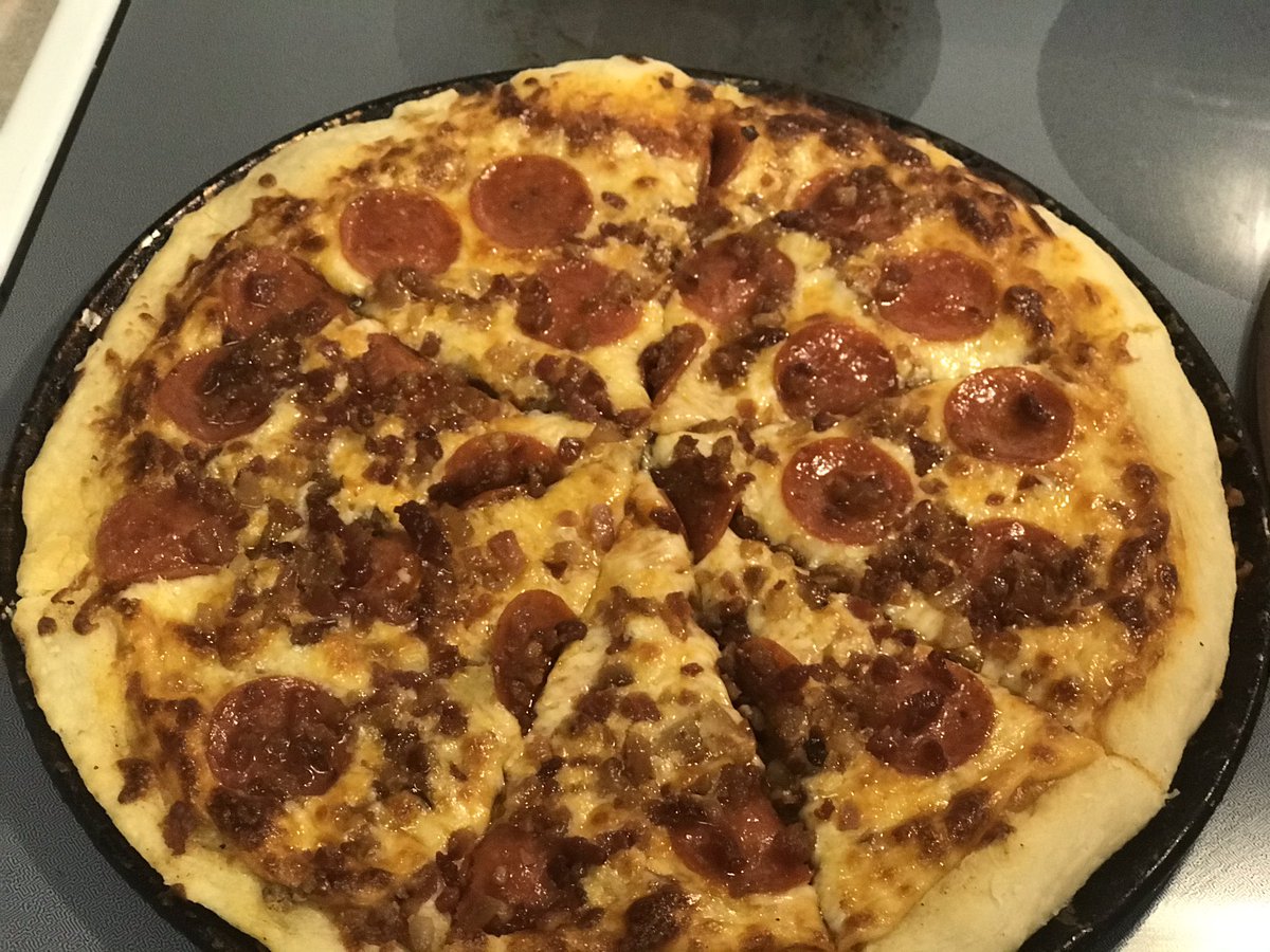 colmonelridge's tweet photo. #HealthyAtHome Dinner part 1. Homemade pepperoni & bacon pizzas, one dairy free & one with cheese, with honey drizzle. #TeamKentucky #DaddysKitchen https://t.co/g3ojkg1XII