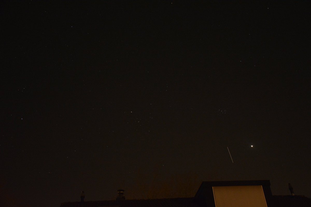 frankwoutersen's tweet photo. Net foto's gemaakt van het #ISS en Venus Goed te zien vanuit de achtertuin in Ugchelen. Sluitertijd van 10 seconden. Tijd vanaf: 2041 Daarmee kan @pfsmet de hoogte gaan berekenen. @govertschilling #Ugchelen #Apeldoorn #sterren #expiriment @ProfBrianCox https://t.co/HdYpuRmIJ7