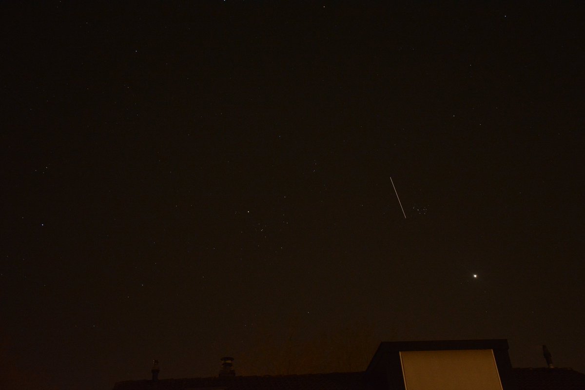frankwoutersen's tweet photo. Net foto's gemaakt van het #ISS en Venus Goed te zien vanuit de achtertuin in Ugchelen. Sluitertijd van 10 seconden. Tijd vanaf: 2041 Daarmee kan @pfsmet de hoogte gaan berekenen. @govertschilling #Ugchelen #Apeldoorn #sterren #expiriment @ProfBrianCox https://t.co/HdYpuRmIJ7