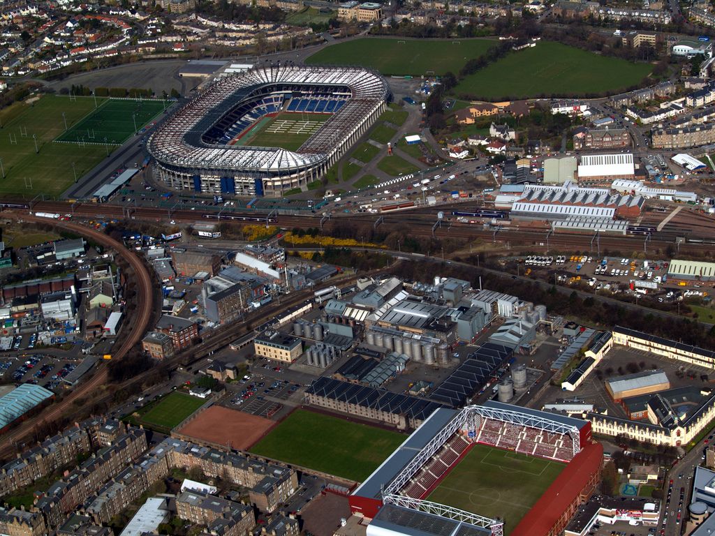 Om in het thema van twee stadions op één foto te blijven hier Tynecastle van Hearts en rugbystadion Murrayfield.