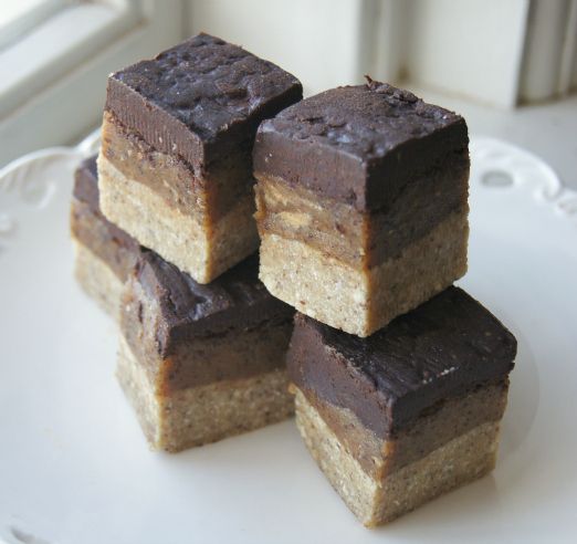 Vegan Peanut, Caramel &amp; Chocolate Slices - myvegan.menu/vegan-peanut-c… 🌱

Tag someone who would 😍 this!

#food #foodporn #yum #yummy #foodpic #vegan