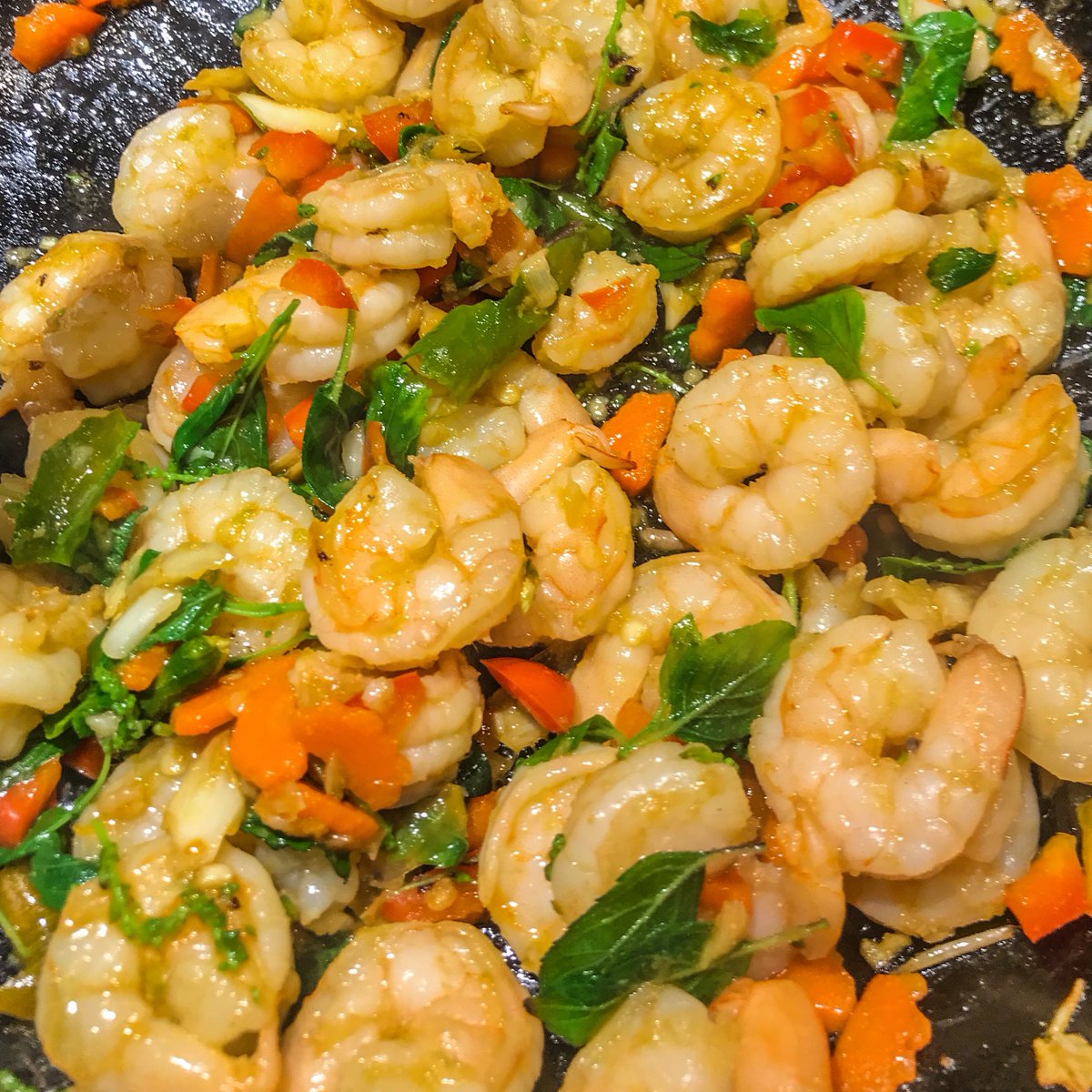 Since we can’t travel to Thailand, I’m bringing #Thailand to you courtesy of my sister-in-law, originally from Thailand, who gave me a cooking lesson. 

Here’s how to make Thai shrimp pad krapow in 20m or less. 

kmfiswriting.com/best-weeknight… #FridayVibes  #travelfoodie #ThaiFood