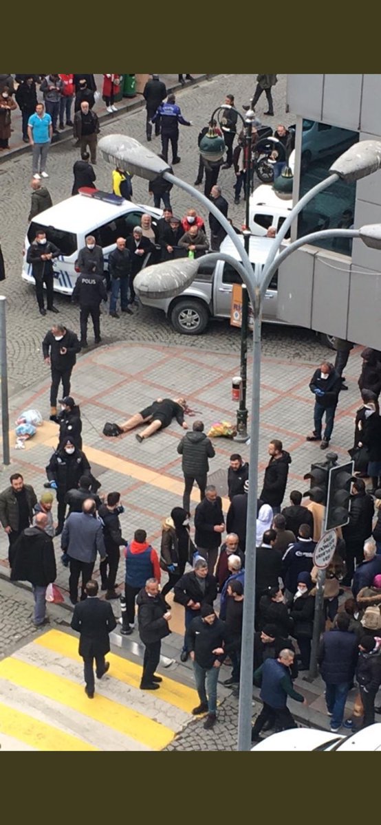 Hâlâ sokak ortasında birinin öldürülmesine izin veriyoruz ya, biz başımıza gelen bütün felaketleri hak ediyoruz. #Rize