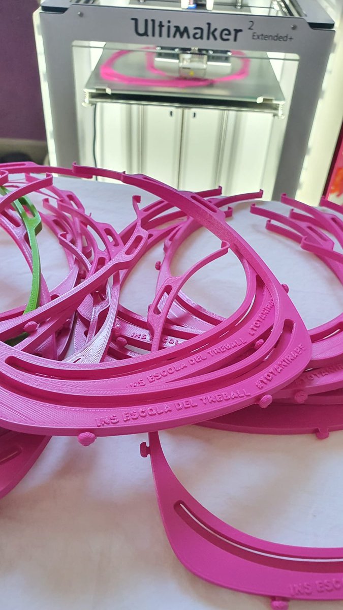 etlleida's tweet photo. Professorat de l'@etlleida treballen incansablement en la producció de pantalles protectores fabricades amb la #impressora3D de l'Àrea #TAC del centre. Produïm unes 20 d'unitats diàries al servei de l'@icscat @salutcat. #nosaltresactuem #coronavirus  @educaciocat #FPCAT https://t.co/6LvfYUmhAi