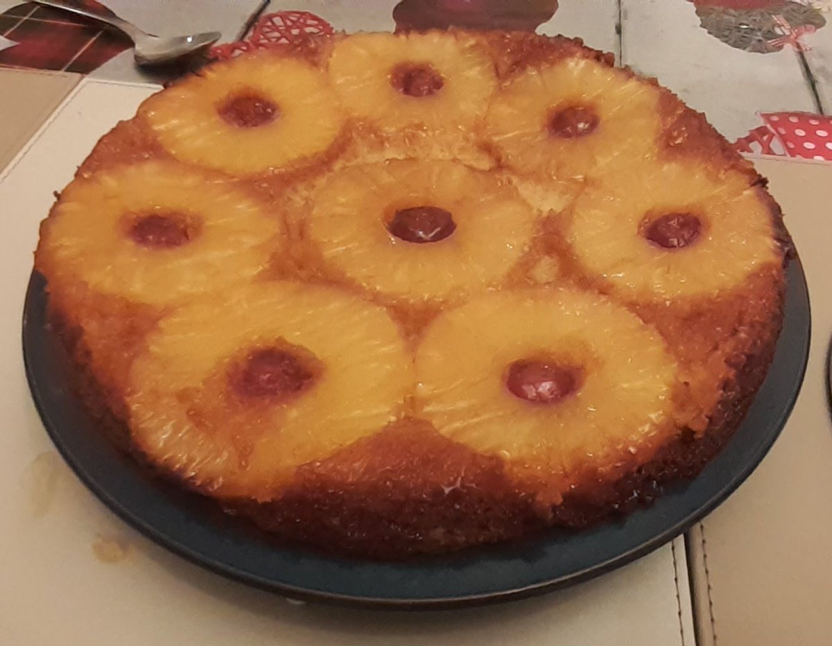 EM__Ian's tweet photo. @HamptonRowing @HamptonSchool After a garden workout session courtesy of OH @RichKingston73 Alastair W of 2J and his Mum whipped up this upside down pineapple cake! #caloriesout #caloriereplacement https://t.co/6QNKoTaU9F