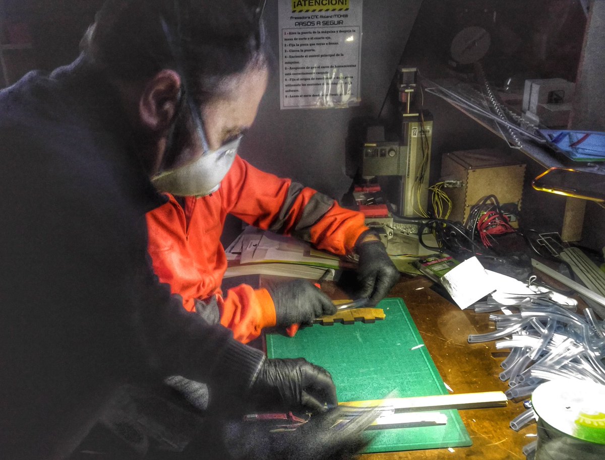 duendelatinaja's tweet photo. Un fallo en la red electrica del Campus en la UEx no nos ha impedido seguir en @SolEPCC  con nuestra labor de ensamblar mascaras protectoras. Mañana seguro que sale la luz. https://t.co/Z1Ue3pkvLw