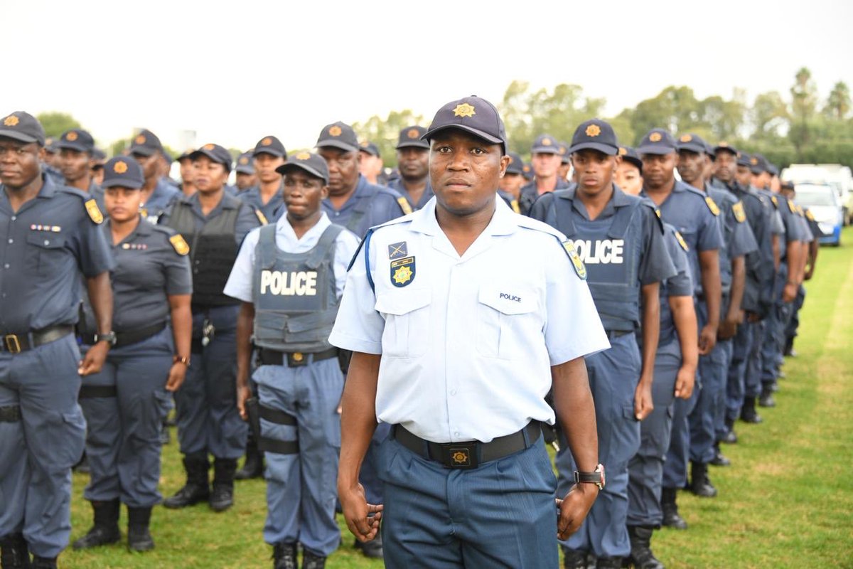 JacksonMthembu_'s tweet photo. A big thank you to our health workers , the police and our glorious army for fighting this #CoronaVirusSA deadly invisible enemy . In the next 20 days of the #LockDownSA we will be with you as we #StayAtHomeSa to stop the rapid spread of the #Covid19 and #saveourlives . https://t.co/ZUpTA5uaJ1