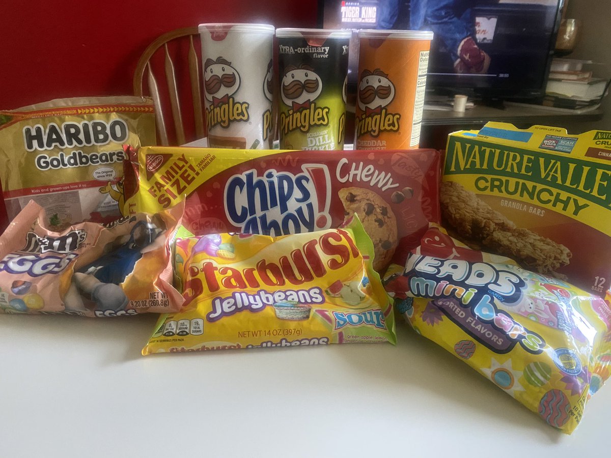 CHMSKnightsRH's tweet photo. Ms. Gordon is prepared with ALL the snacks on this #FeastingFriday! Sheโs pacing herself though and squeezing in some healthier options too! ๐ https://t.co/MBaDTVRvfa