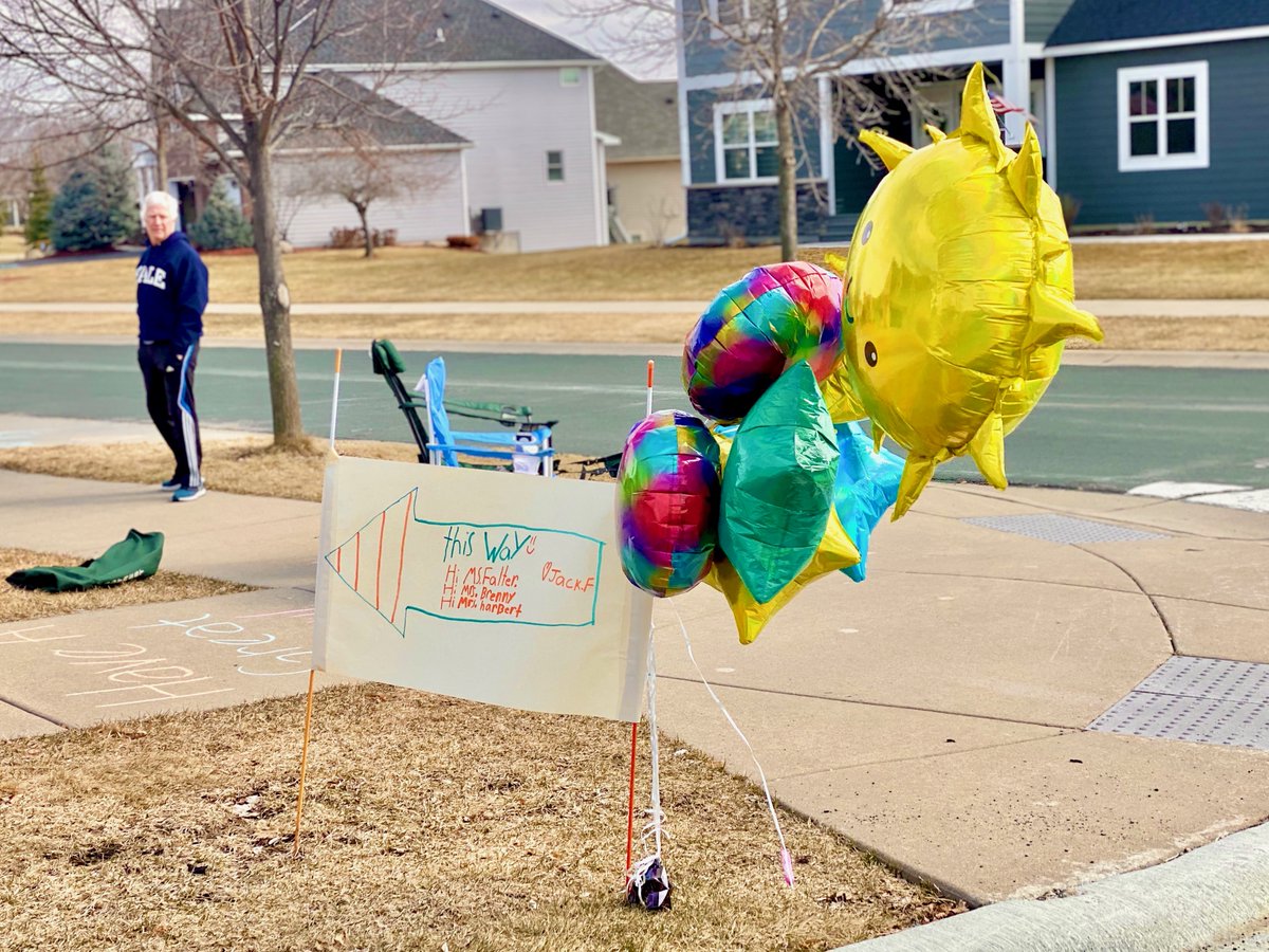anagramballoons's tweet photo. Victoria Elementary School held a heartwarming car parade for students yesterday! We brought a little extra joy with us when we stopped by. #joyonpurpose https://t.co/ndp1dqjUn9