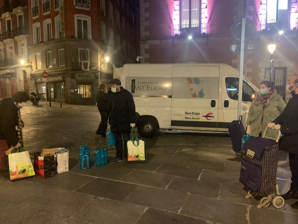 SantEgidioMad's tweet photo. ¡Habéis venido! Así se resume el agradecimiento de las personas #sinhogar que duermen en las calles durante la pandemia del #coronavirus. Les ofrecimos la cena, nuestra amistad y la solidaridad que recibimos de quienes estais apoyando estos días.

#SolidaridadEnlaCuarentena https://t.co/JWLqObpb4z