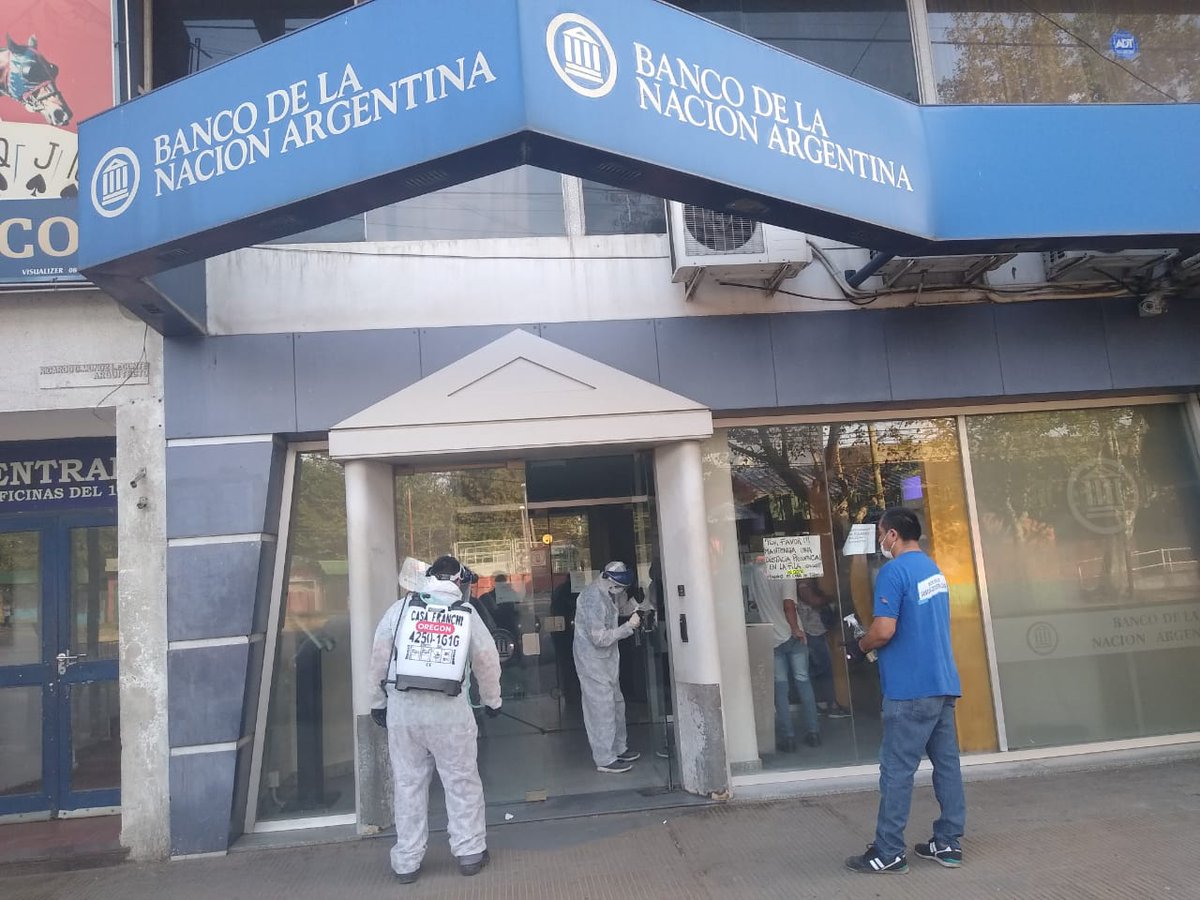 CascallaresPJ's tweet photo. Hoy se formaron colas en los bancos. Por eso realizamos operativos de entrega de alcohol en gel, desinfección de cajeros automáticos y solicitándole a los vecinos que tomen distancia en las filas.  #SomosBrown https://t.co/jTFc0l5rsE