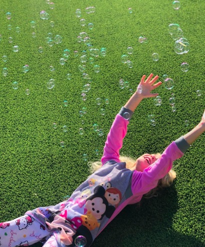 synlawnmil's tweet photo. Spending quality time with your family is important even before social distancing was a thing! 👪 Pass the time with your kids in the backyard while exchanging laughs, playing lawn games and even the simplest of things like blowing bubbles! 🥎🤸‍♀️🤹‍♂️

#SYNLawn #syntheticgrass https://t.co/JXwLsJtCE0