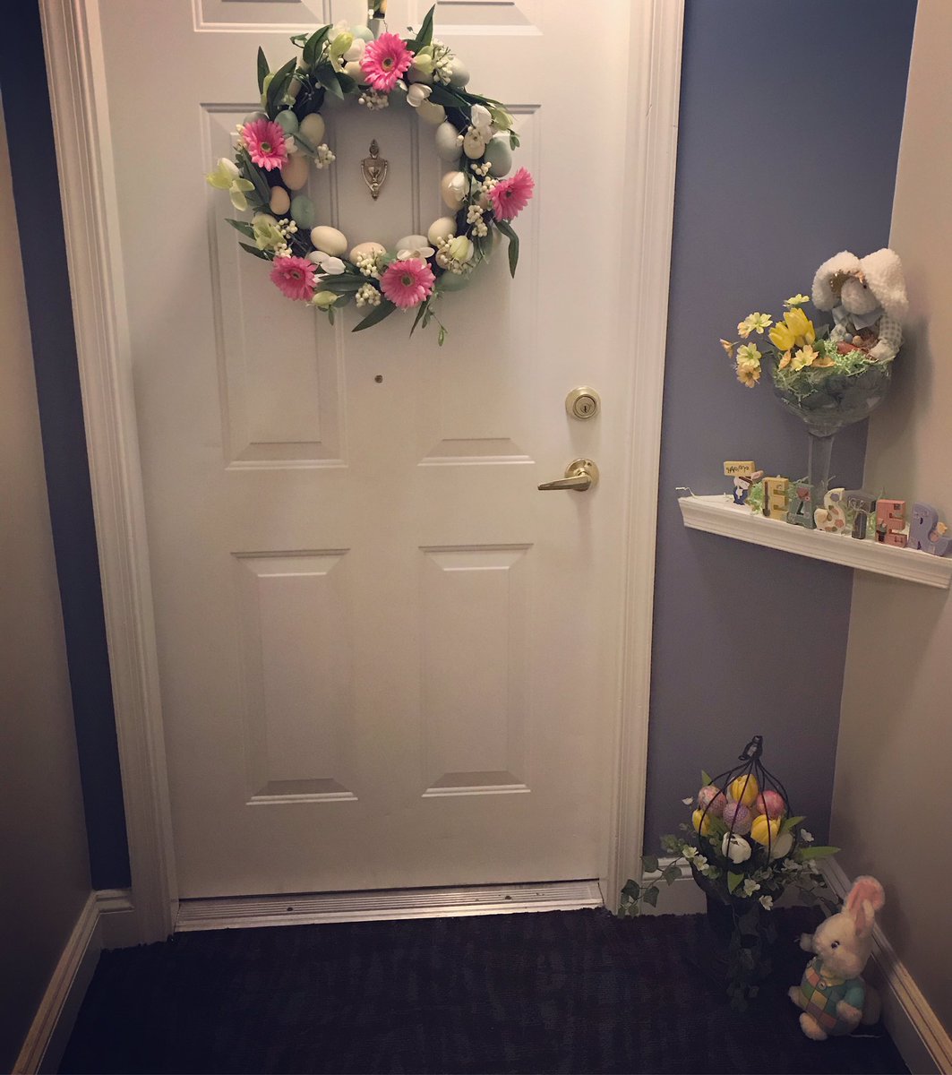Grdns_Annapolis's tweet photo. Looks like Easter is popping up on some of our resident’s doors! I’ll be hopping around to find more creative doors. #easterscoming https://t.co/PWWNyy1Kt6