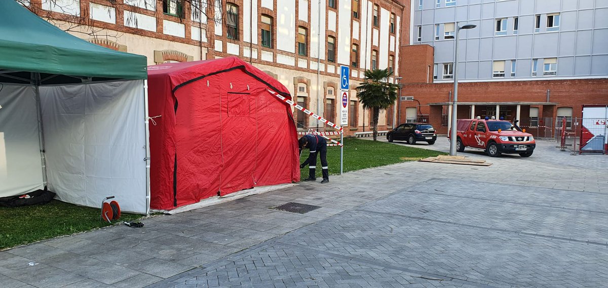 bomberos_na's tweet photo. @bomberos_na monta estaciones de descontaminación  de ambulancias en el Hospital de Estella y el de Tudela, para las ambulancias de la zona y refuerza el servicio de ambulancias con 2 unidades en Tudela y Tafalla. También se refuerza el dispositivo instalado por DYA en el CHN https://t.co/6x2Sz6TKkK