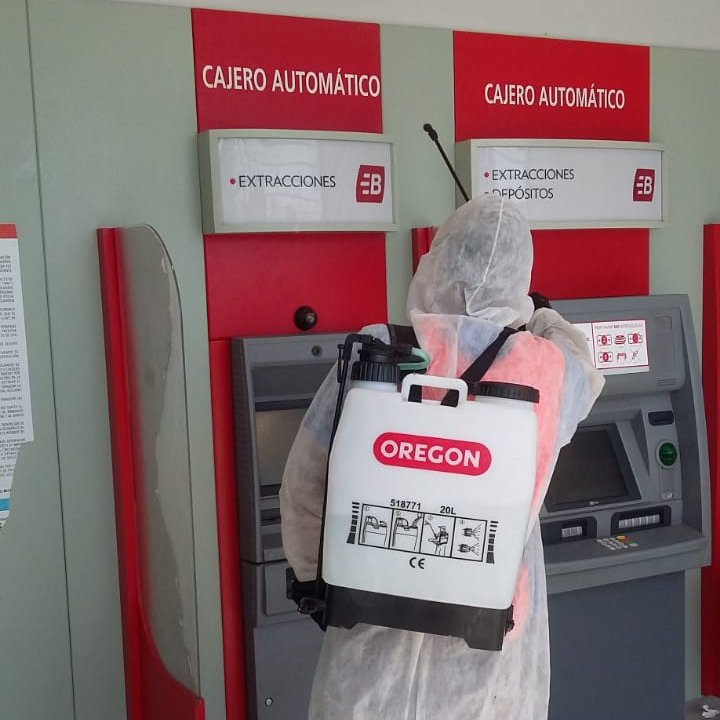 CascallaresPJ's tweet photo. Hoy se formaron colas en los bancos. Por eso realizamos operativos de entrega de alcohol en gel, desinfección de cajeros automáticos y solicitándole a los vecinos que tomen distancia en las filas.  #SomosBrown https://t.co/jTFc0l5rsE