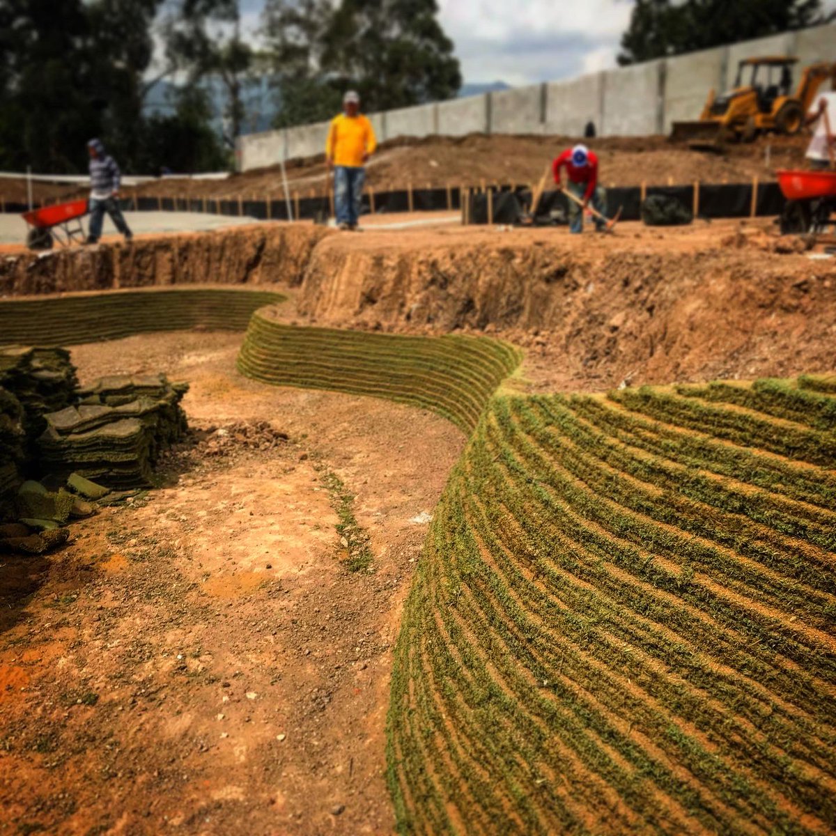 arqpiza's tweet photo. Revetted bunker challenge ๐Construction process at our #golflounge complex. When we hallucinated the #functionalsculpture with a #revettedbunker we knew we could count on @ecobunker to engineer our dragon tail design. Execution by @llewmatthews with local #pizagolf staff. https://t.co/ghyoB2f0wK