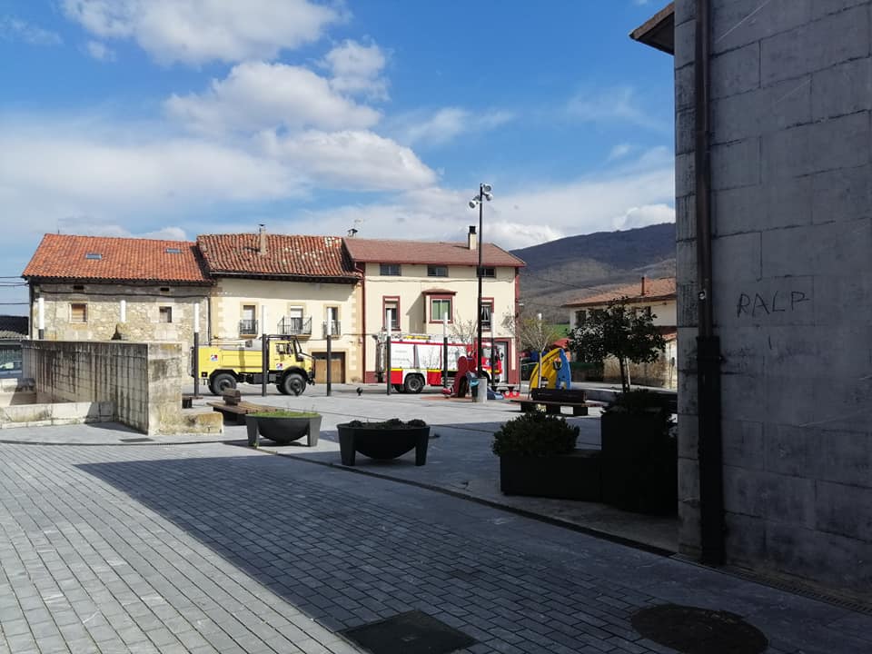 AcoaAke's tweet photo. .@BomberosAraba de la #UCEIS de #Campezo han desinfectado los espacios comunes y tiendas, contenedores,... 🚒 #COVID19 💦
📸 Fotos de los #concejo de #SanVicenteArana y #Alda https://t.co/TtcisR750Q