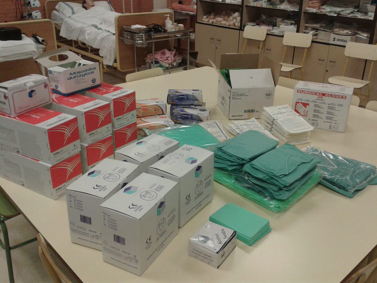 CUMe_UEx's tweet photo. Esta semana hemos puesto a disposición del sistema sanitario el material de nuestros laboratorios de enfermería y hemos fabricado más de 500 viseras protectoras que esperemos que ayuden a los profesionales que nos cuidan en estos momentos difíciles #EsteVirusLoParamosUnidos https://t.co/xYlS13pbpY