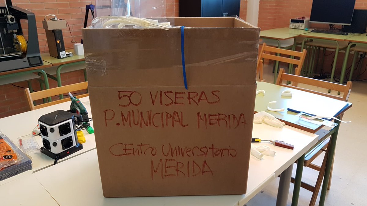 CUMe_UEx's tweet photo. Esta semana hemos puesto a disposición del sistema sanitario el material de nuestros laboratorios de enfermería y hemos fabricado más de 500 viseras protectoras que esperemos que ayuden a los profesionales que nos cuidan en estos momentos difíciles #EsteVirusLoParamosUnidos https://t.co/xYlS13pbpY