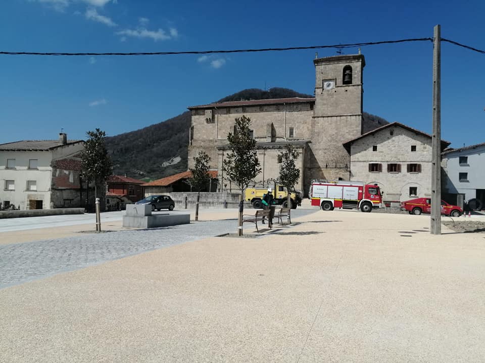 radio_vitoria's tweet photo. .@BomberosAraba #UCEIS de #Campezo han acudido a desinfectar tiendas, contenedores,... del #Valle de #Arana @MontanAlavesa 🚒 #COVID19
📸 Fotos de los #concejos de #SanVicenteArana y #Alda
#Herrian @AcoaAke https://t.co/b7NbgMPMJG