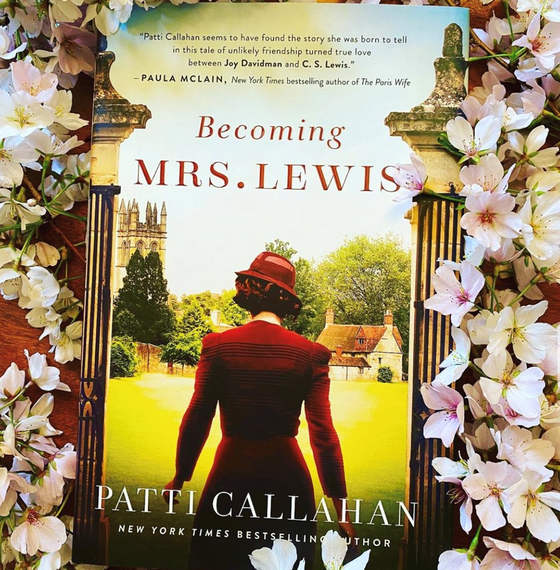 This weekend calls for a good book. We recommend reading NYT bestselling author Patti Callahan Henry - Patti Callahan's latest novel #becomingmrslewis.
In the middle of a good story? Share what you are reading in the comments below. 📸: @joyjordanlake_books