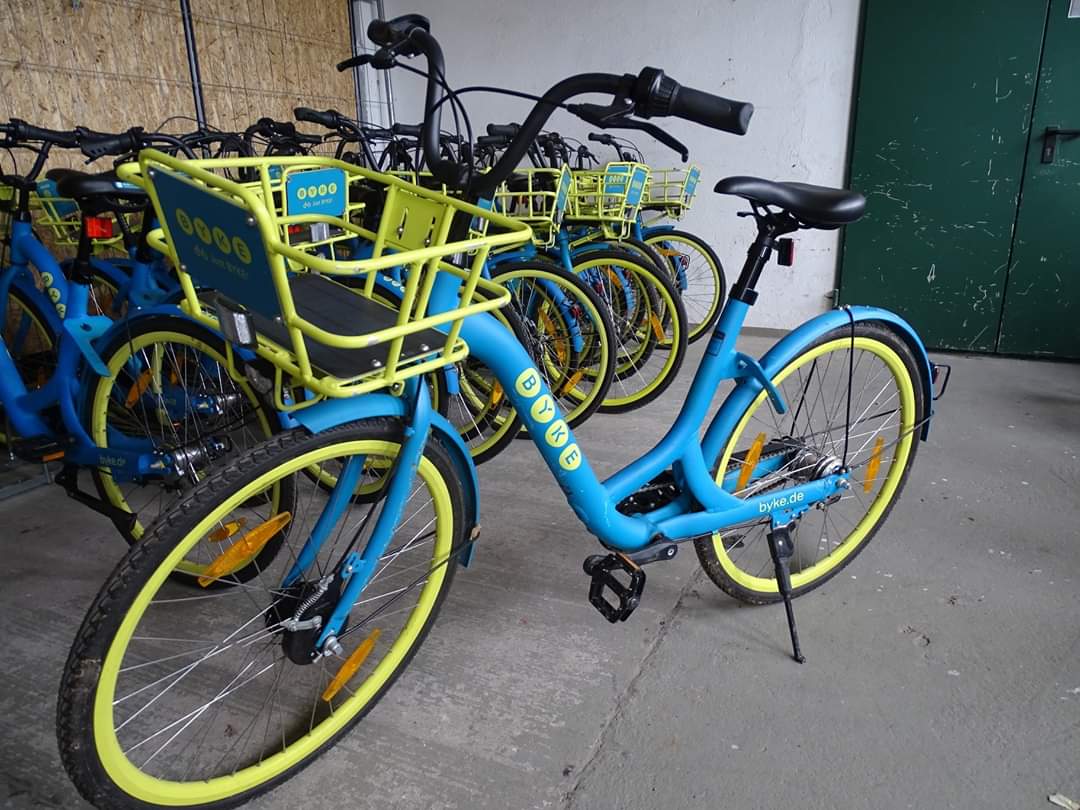 bikeygees's tweet photo. 300 #bykes für #brandenburg. 💜 Derzeit pausieren unsere praktischen Vor-Ort-Trainings in Brandenburg, aber wir sind sehr fleißig.🚴‍♀️😍 Gerade jetzt freuen wir uns besonders über #solidarität. 👏🚴‍♀️ Danke an #windmobility 😍 Bis dahin werden die #verkehrsregeln gebüffelt. 🚴‍♀️😜😘 https://t.co/SnYfaCp00s